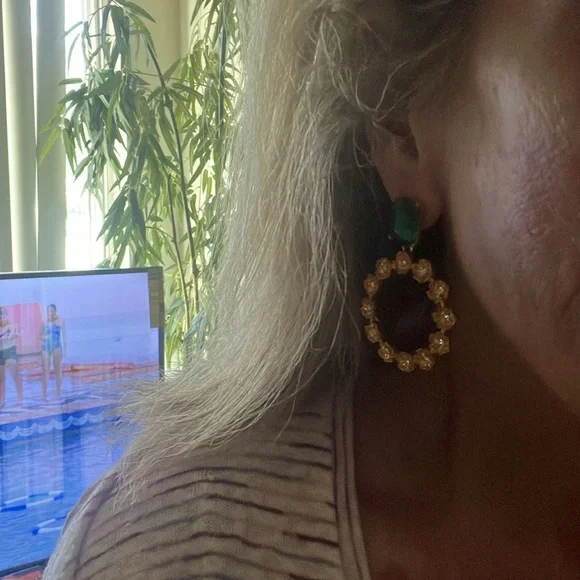 Gorgeous Oscar De La Renta emerald & gold earrings